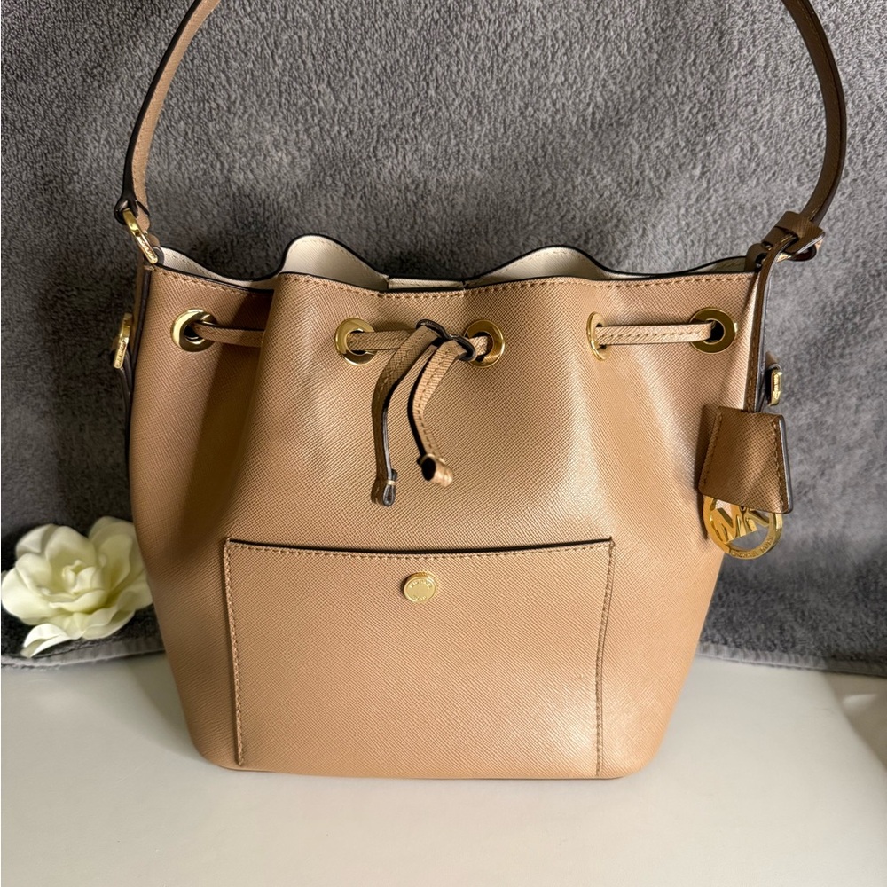👜Michael Kors Tan/Brown Drawstring Bucket Bag